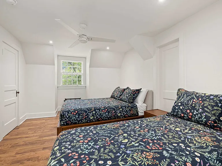 W Holly St — Photo 22