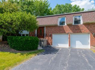 1686 Roosa Ln, Elk Grove Village, IL 60007