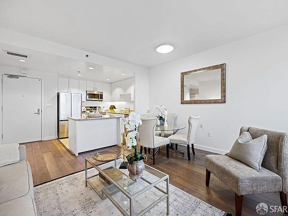 3rd image of 260 King St Unit 881