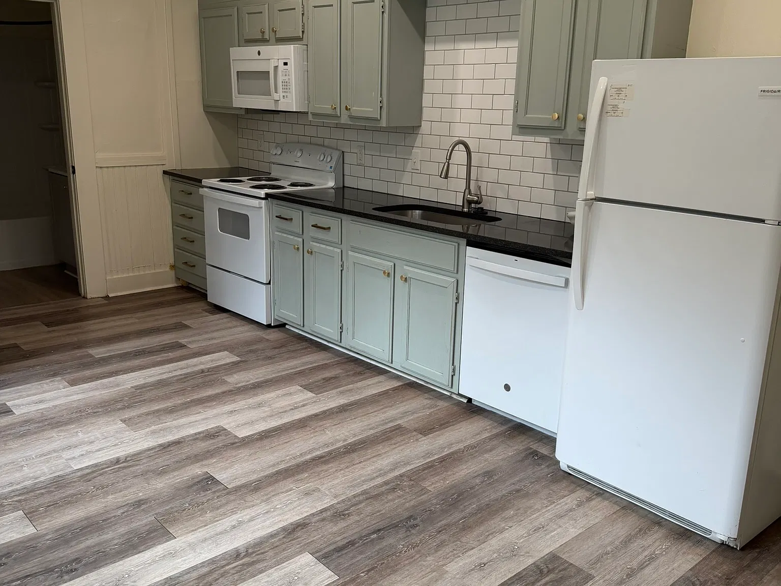 3 bed, 980 sqft, $1,300 — Photo 2