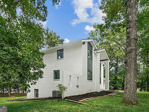 5th image of 1113 Honeysuckle Dr