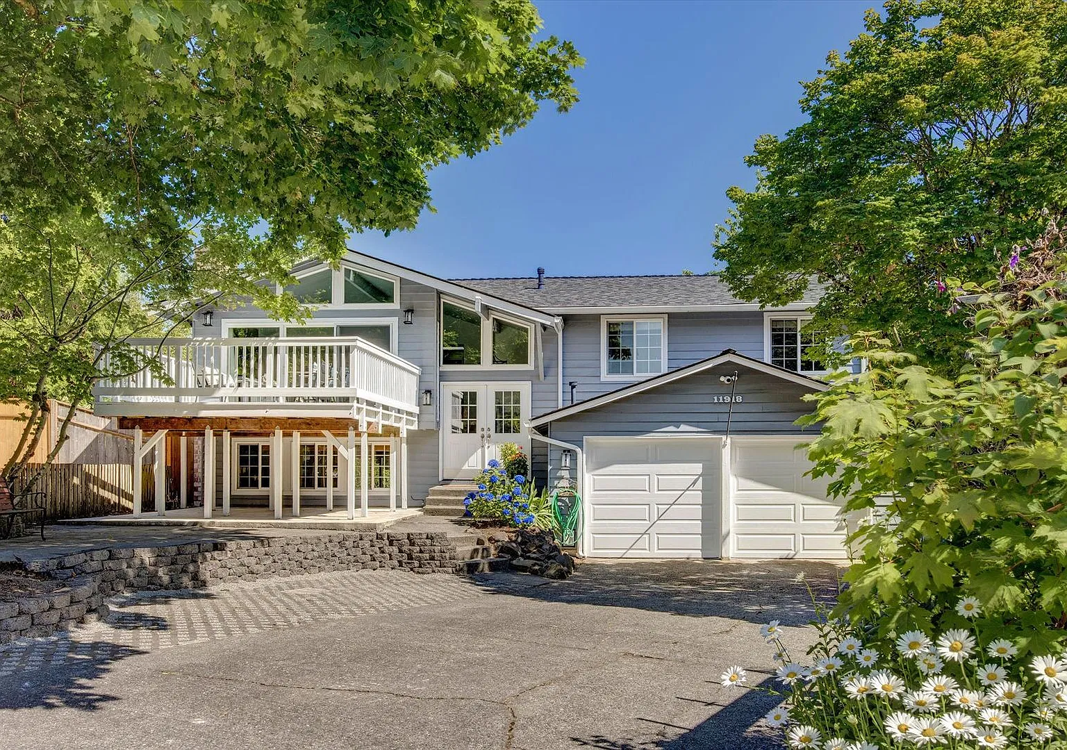 4Bd/2.5Ba Bothell Home — Photo 1
