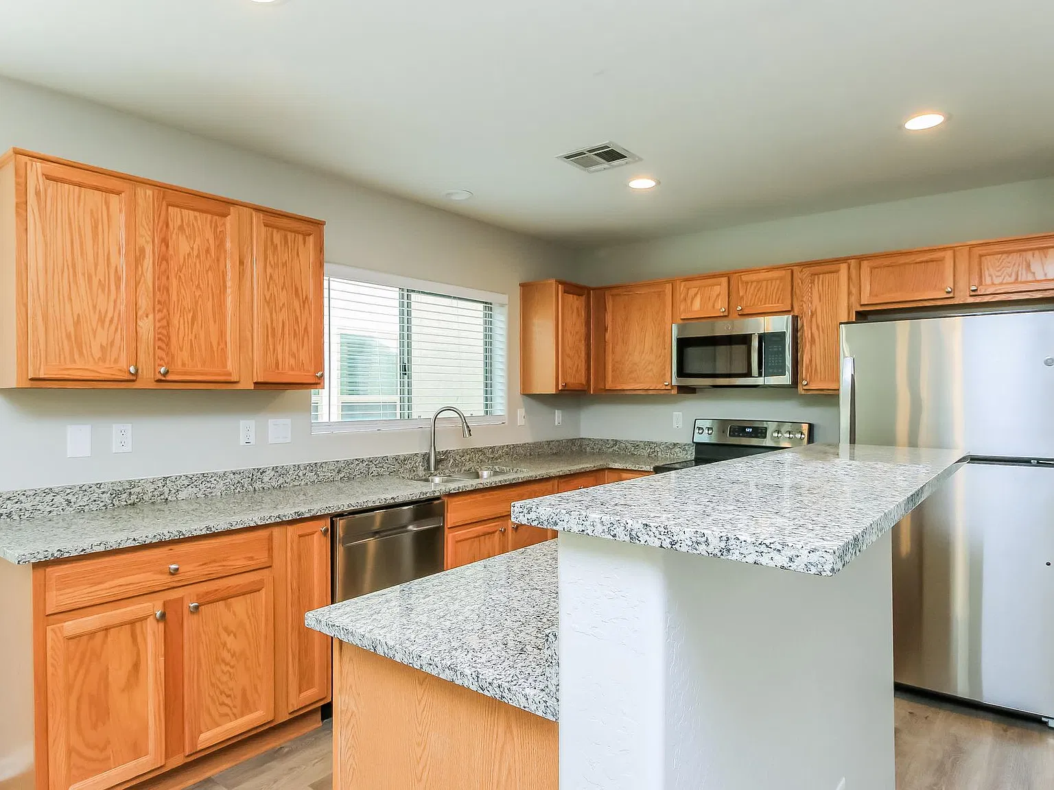 4 bed, 1899 sqft, $2,300 — Photo 3