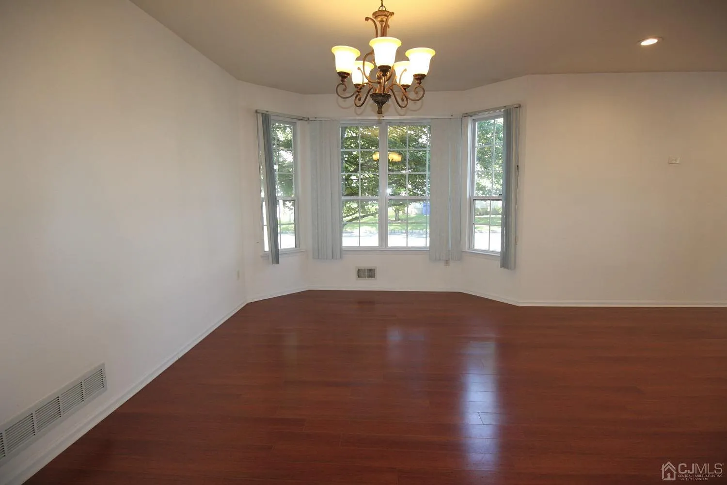 4 bed, 2.5 bath, 2374 sqft, $3,600 — Photo 4