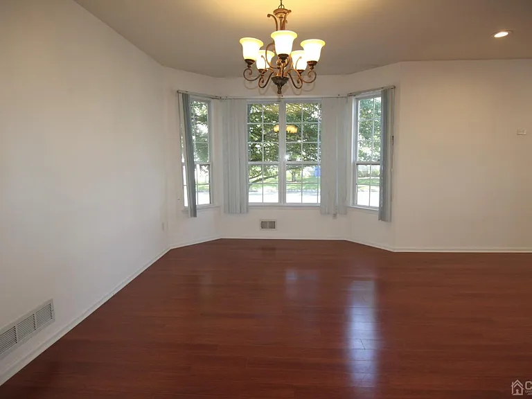 27 Pin Oak Dr — Photo 4
