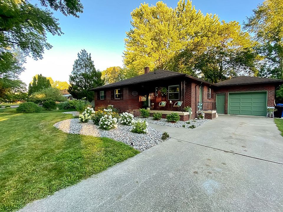1st image of 806 Airfield Ln