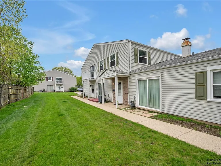 142 Ann Ct #B — Photo 2