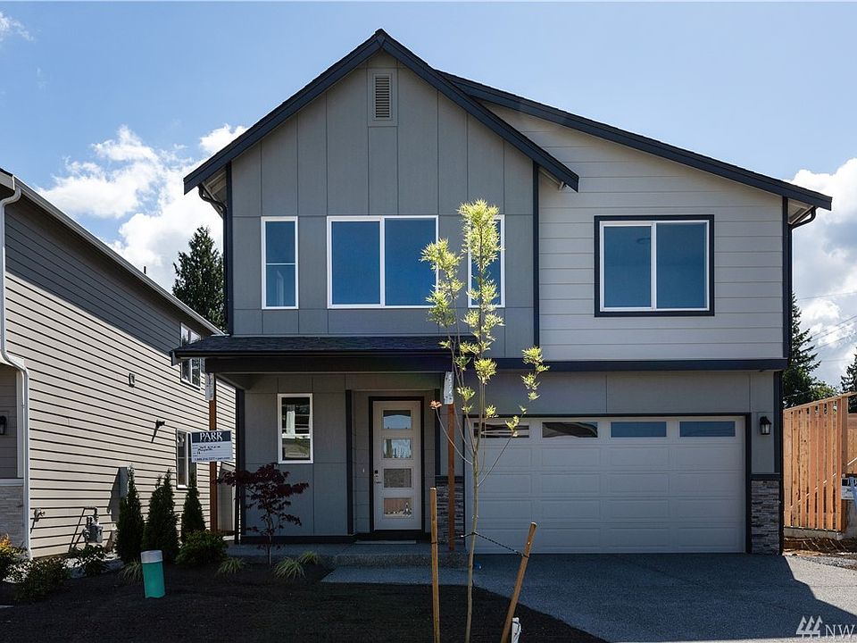Photos are of the Huntington plan at Holley Brooke Lot 16, and may depict enhancements and/or upgrades that are not available with every plan.