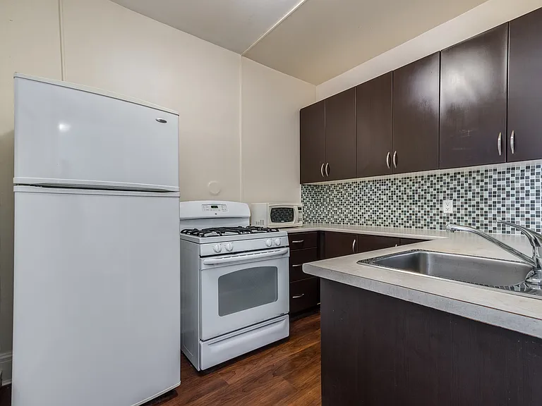 935 Jervis St — Photo 41