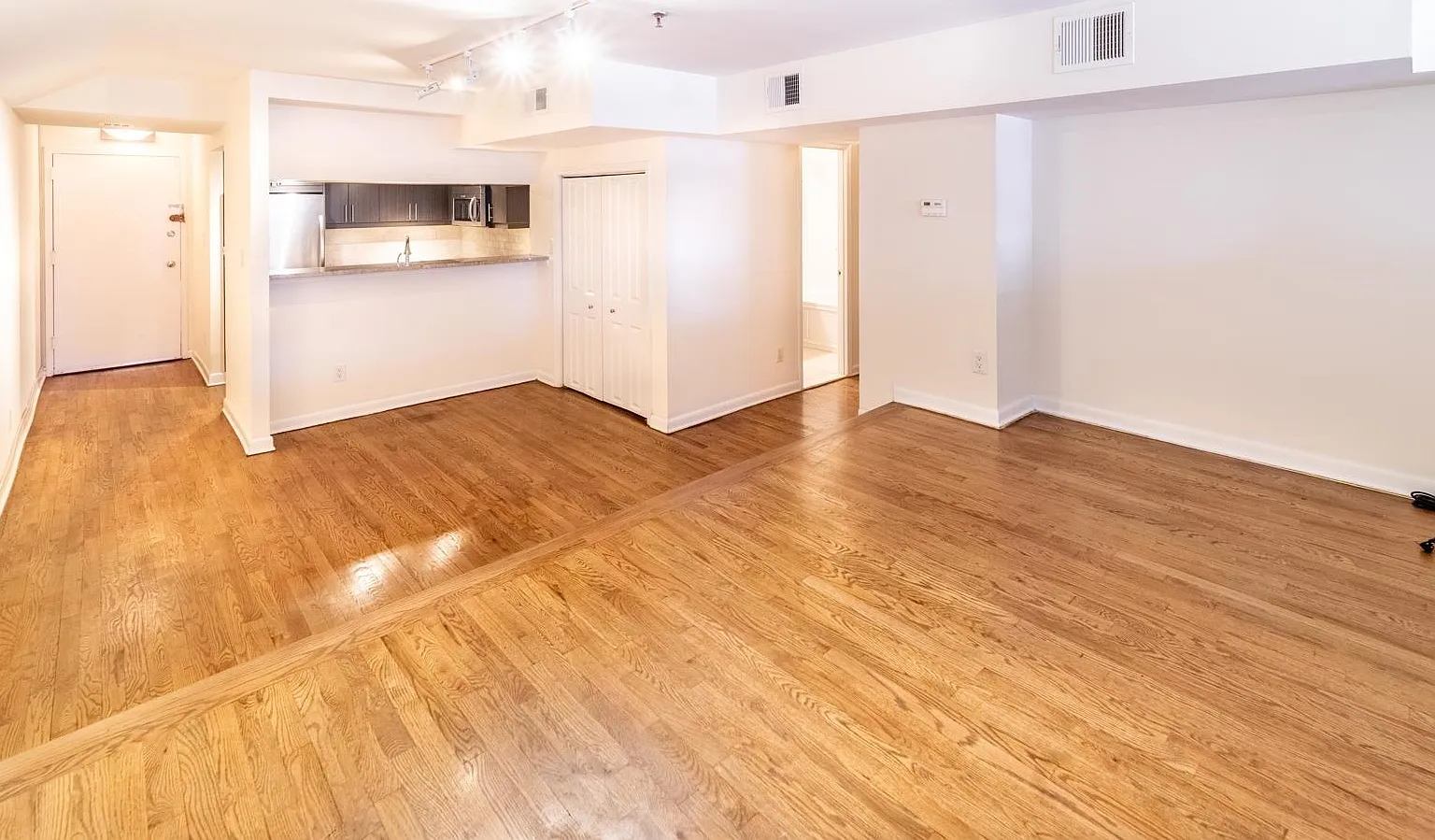 1 bed, 1.0 bath, 792 sqft, $2,700 — Photo 4