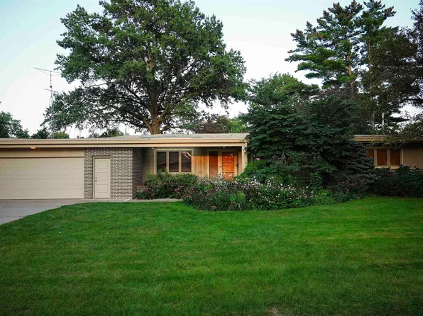 215 Lillian Ln, Waterloo, IA 50701