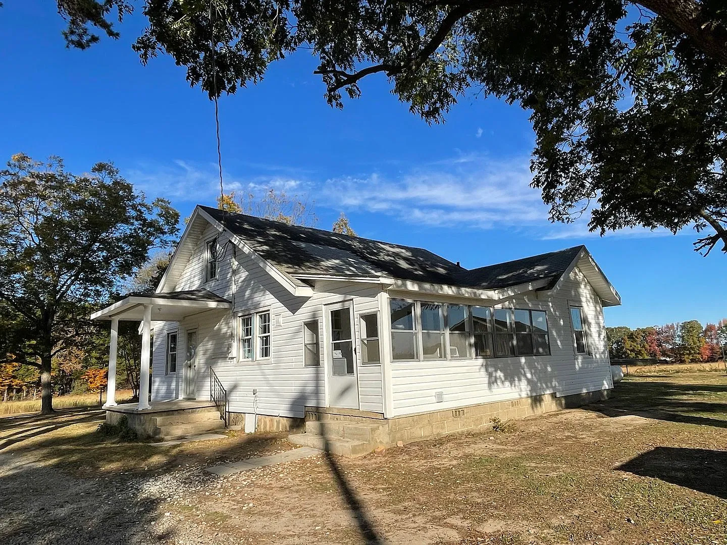 Must See Country Home Minutes to Kerr Lake — Photo 2