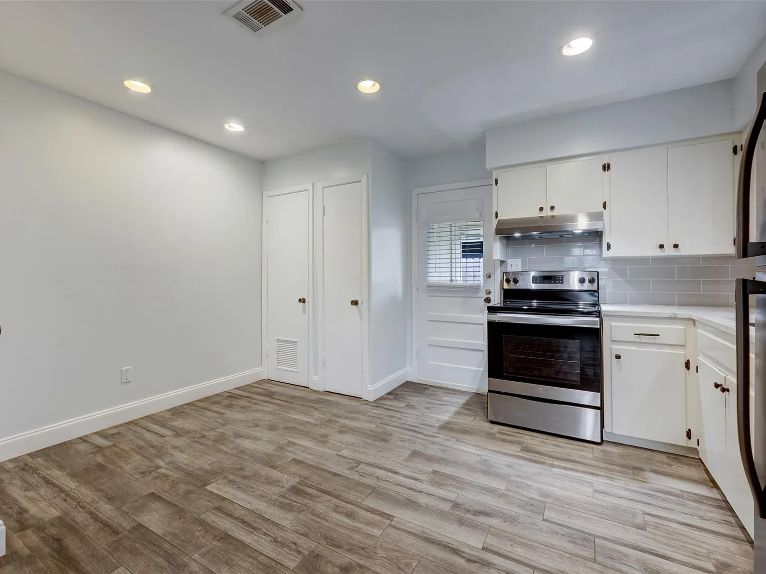 2 bed, 1.0 bath, 900 sqft, $1,700 — Photo 3
