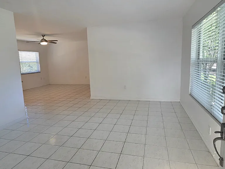1415 Genoa St — Photo 5