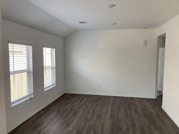 5th image of 843 Deerhurst Ln