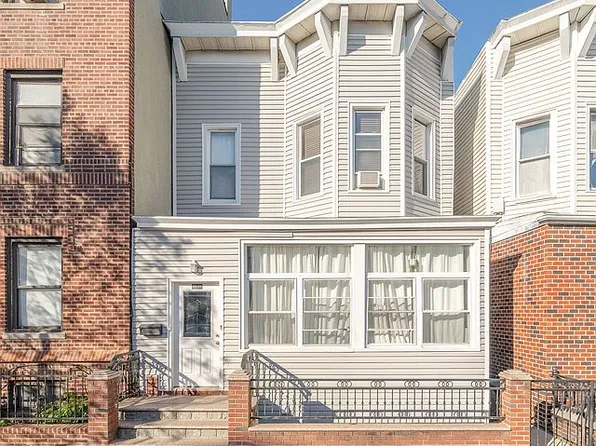 25-22 44th St #2FAM, Astoria, NY 11103