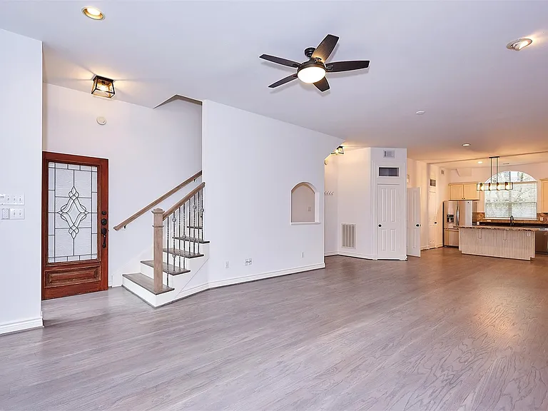 110 E Detering St — Photo 16