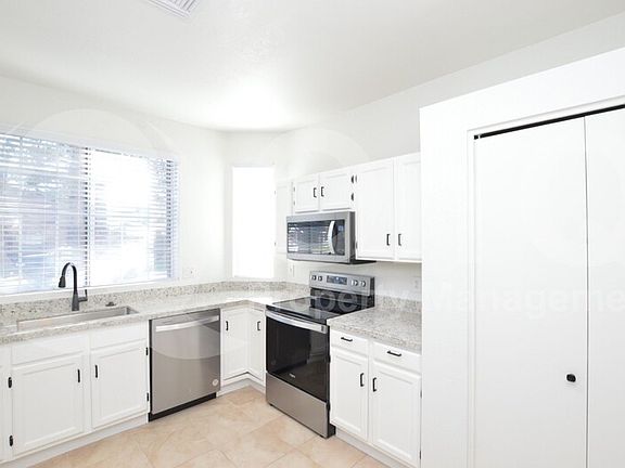 4th image of 966 E Park Ave