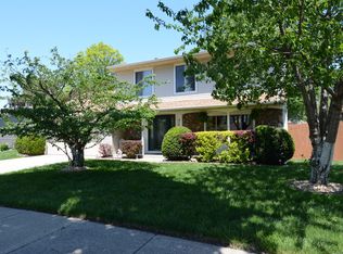 716 Country Ln N, Roselle, IL 60172