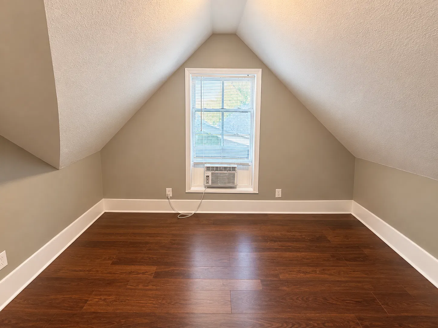 6 bed, 1700 sqft, $3,200 — Photo 4