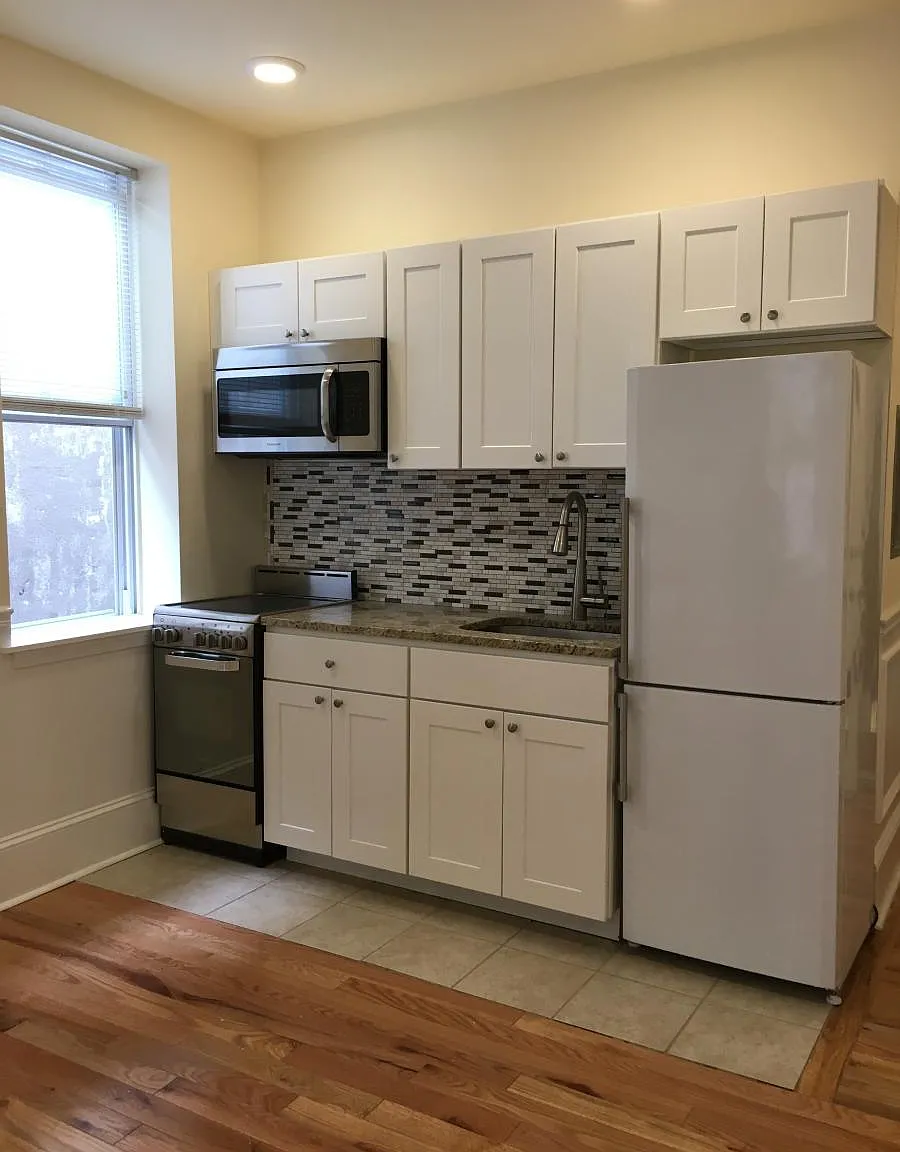Studio, 300 sqft, $1,250 — Photo 1