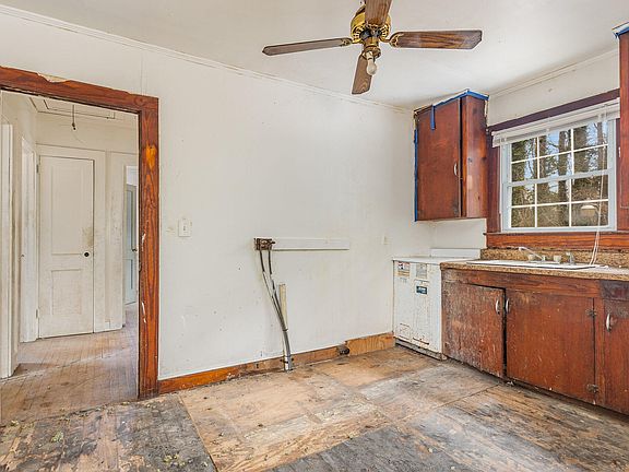 5th image of 214 Dameron St