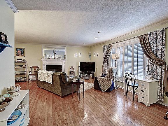 4th image of 2403 Camelot Cir
