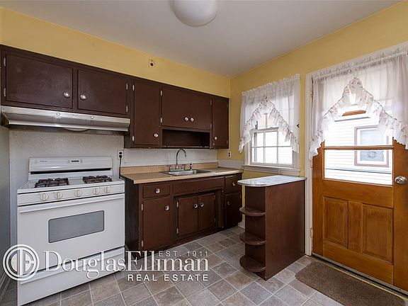 5th image of 834 Harrison St