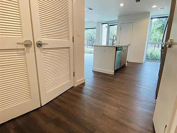 5th image of 3814 Eastside St #1001