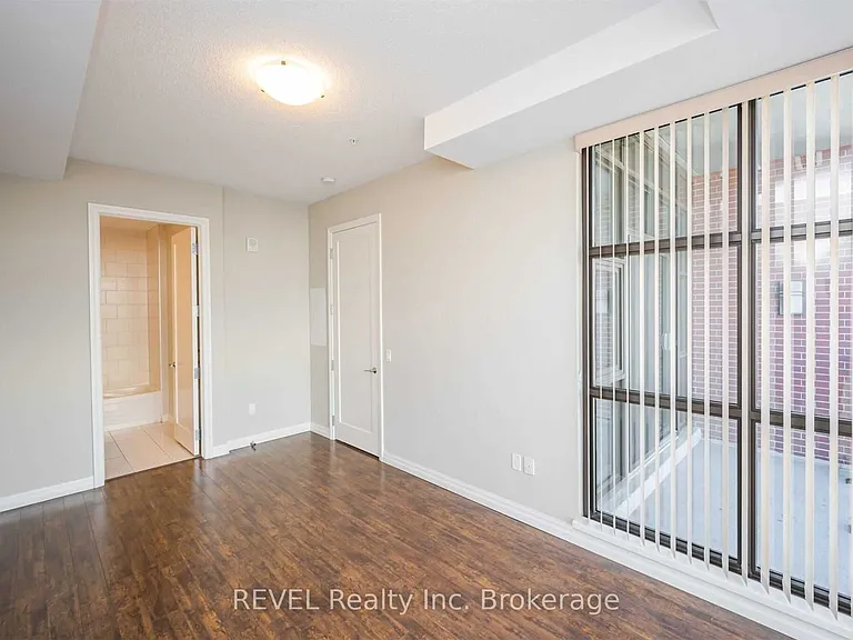 112 King St E #907 — Photo 13