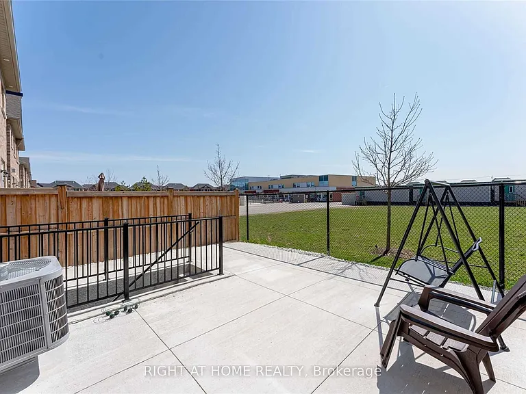 41 Dufay Rd — Photo 3