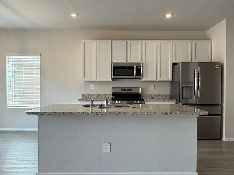 1123 Whitneyway Ln — Photo 2