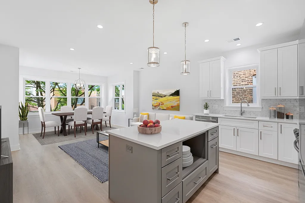 Attractive 3 Bed, 2 Bath at Washtenaw + Devon (West Ridge) — Photo 3
