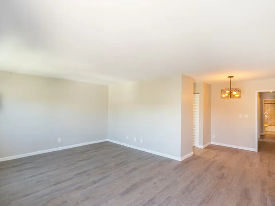830 E Edgeware Rd #2