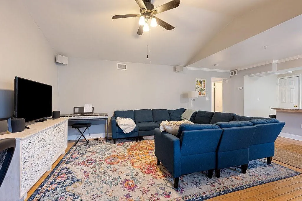 2 bed, 2.0 bath, 1040 sqft, $2,400 — Photo 3