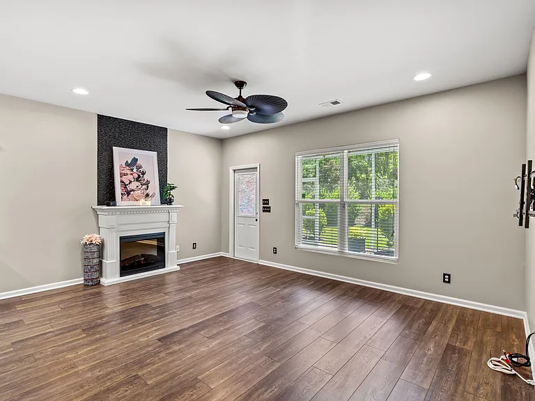 257 Castle Dr — Photo 3