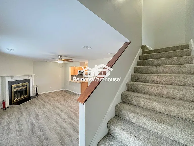 527 W 20th St #402 — Photo 11