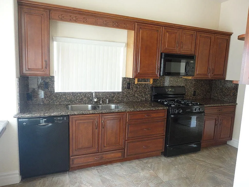 4 bed, 2005 sqft, $5,200 — Photo 2