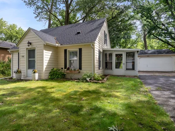 106 McGregor Ave N, Mahtomedi, MN 55115