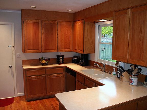 3rd image of 1020 Rosewood Ave