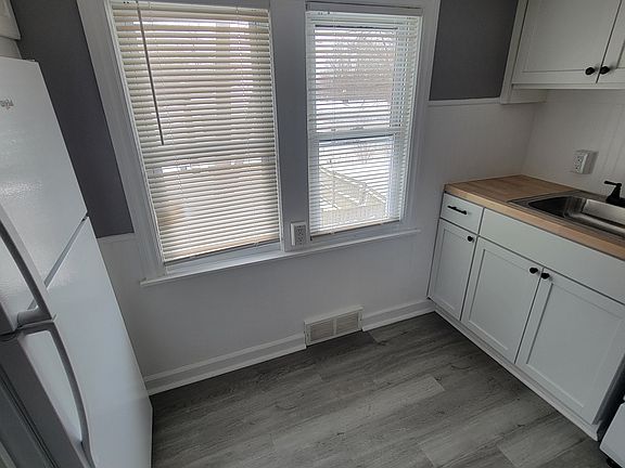 3rd image of 1527 Hillcrest Ave NW #2