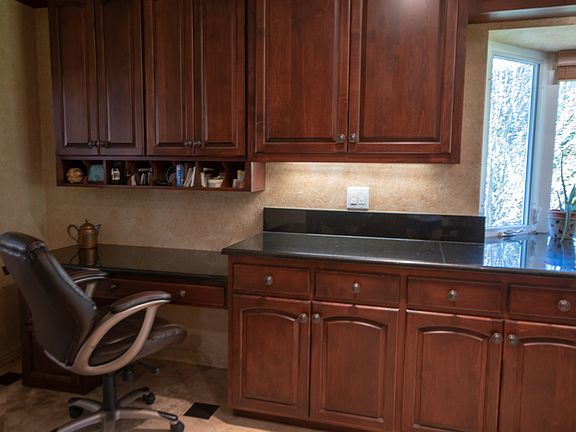 kitchen w/sm desk area