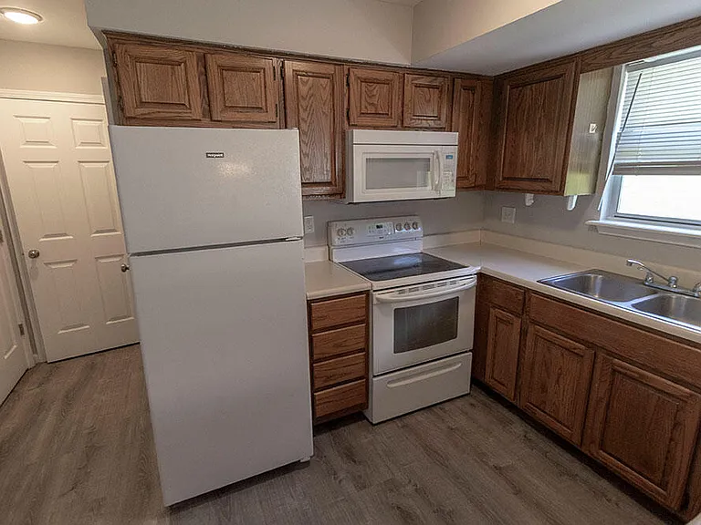 1915 Greenleaves Ct — Photo 8