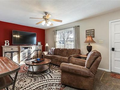 3rd image of 702 Parkview E