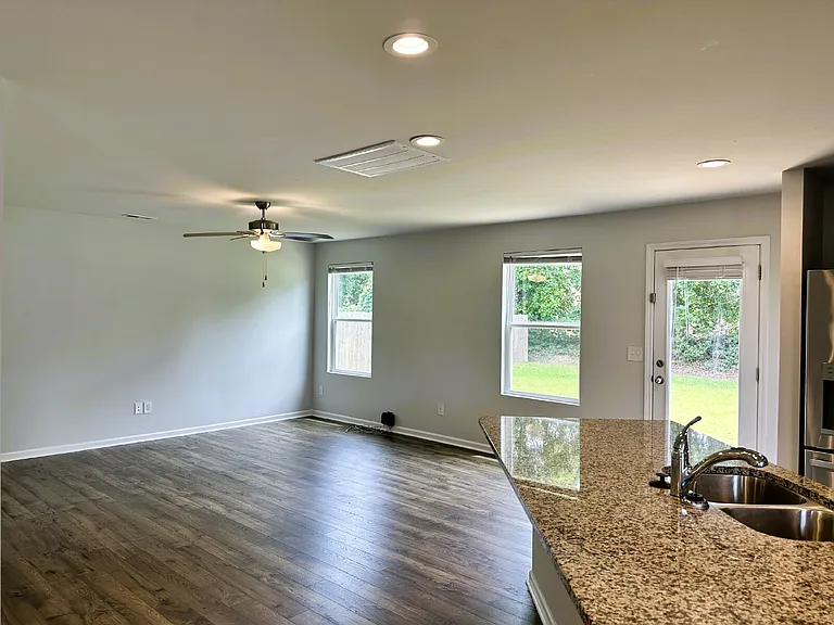 240 Melbourne Dr — Photo 7