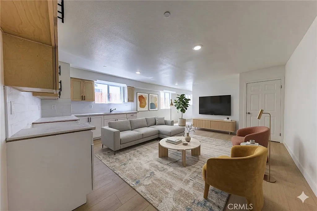5 bed, 2137 sqft, $3,662 — Photo 2