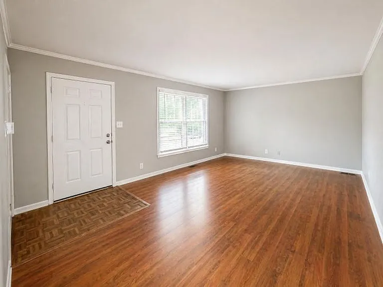 125 Mossland Dr — Photo 3
