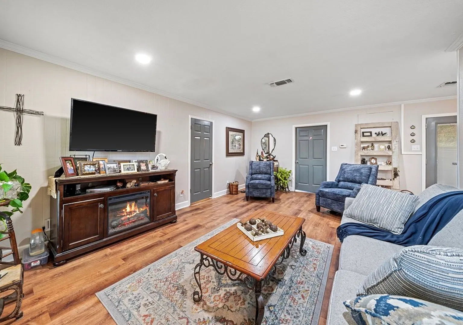 For Lease!! Great Location! — Photo 2