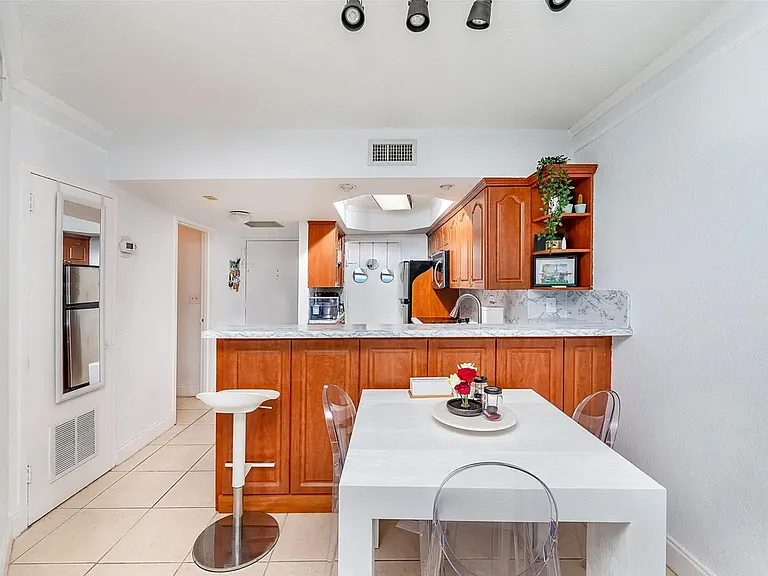 2899 Collins Ave #833 — Photo 7