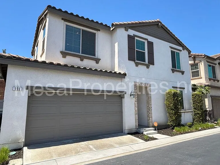 998 Rodeo Rd — Photo 2